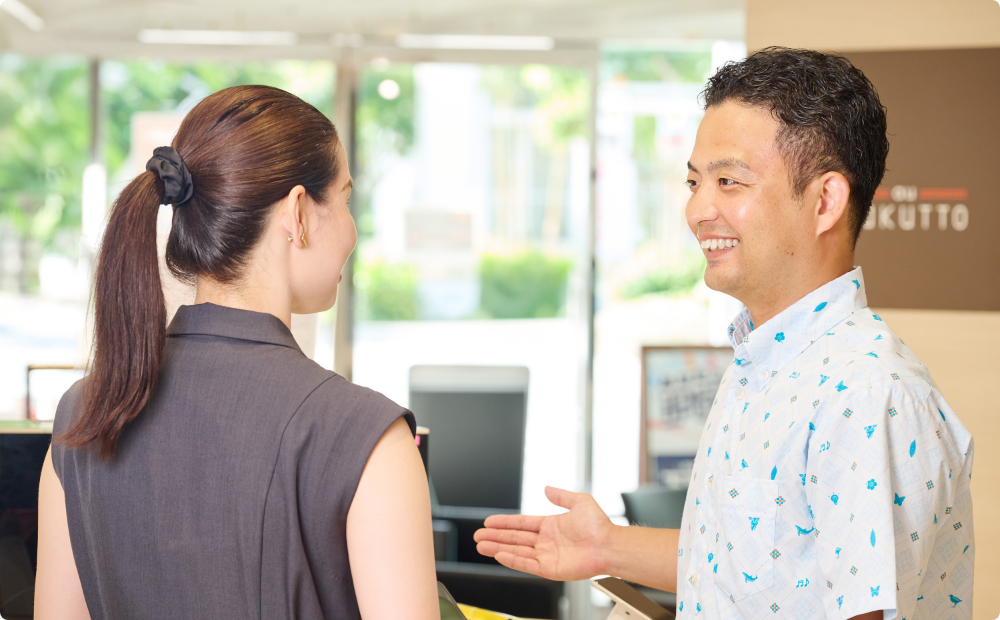お客様と話をしている様子